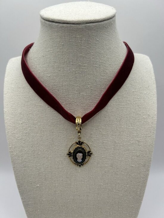 Unbranded Jewelry - Vintage Style Cameo Choker Necklace Burgundy Velvet Gold Tone Pendant Red Lady